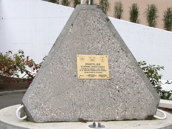 Pomnik stoji v spominskem parku osamosvojitve v Litiji.